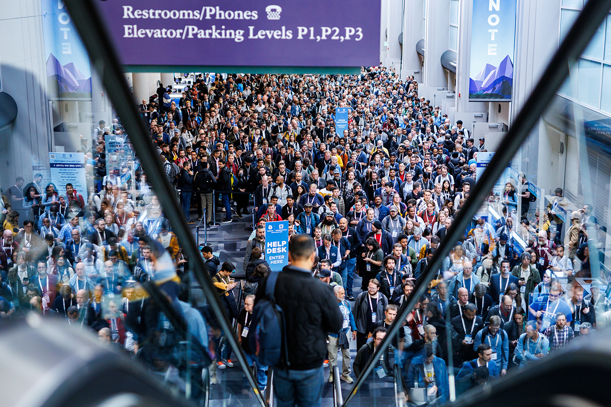 A view of the crowd entering KubeCon as seen from the top of the convention center escalator